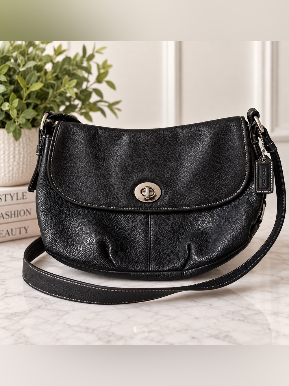 Coach F15170 Black Pebbled Leather Shoulder Bag Turnlock Purse Excellent